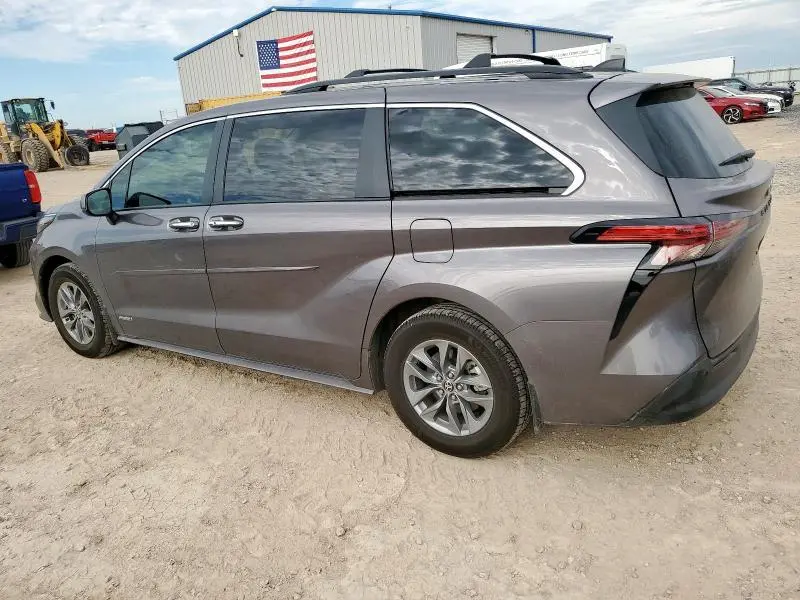 2021 TOYOTA SIENNA XLE  