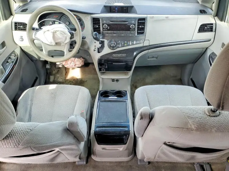 2014 TOYOTA SIENNA LE 8 PASSENGER  