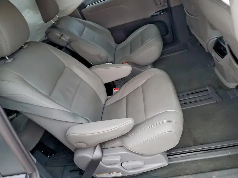 2017 TOYOTA SIENNA XLE  