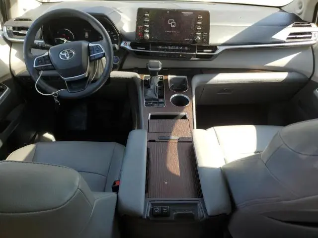 2022 TOYOTA SIENNA XLE  