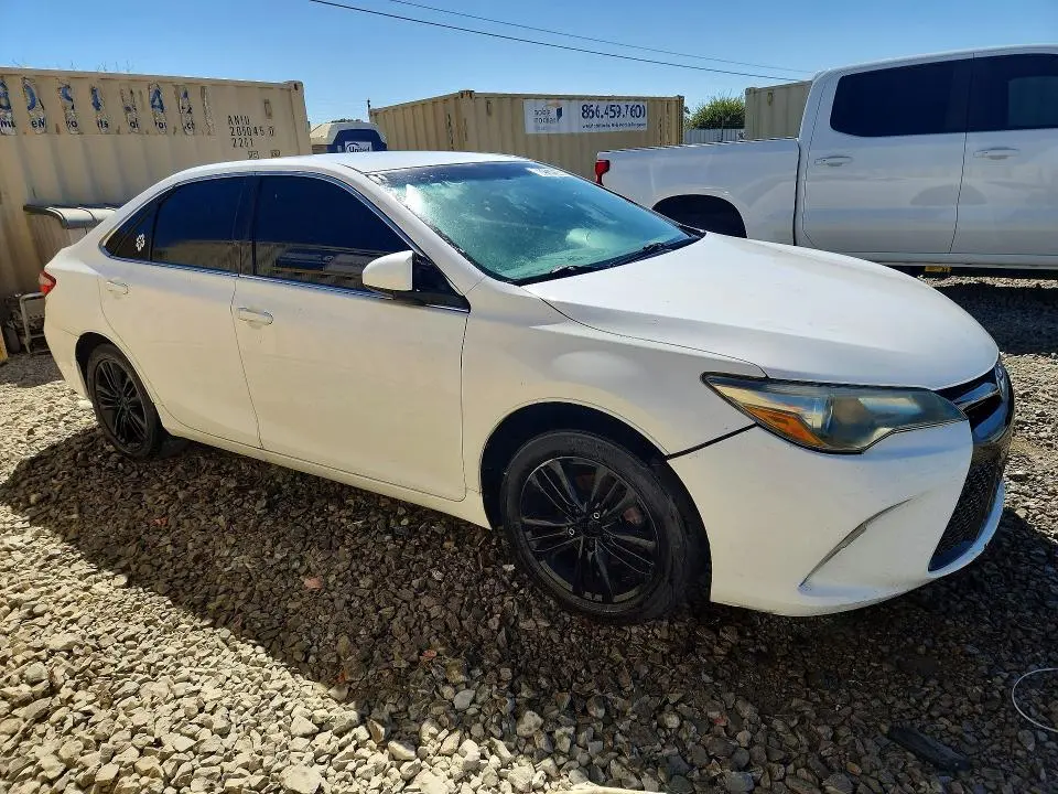 2015 TOYOTA CAMRY SE  