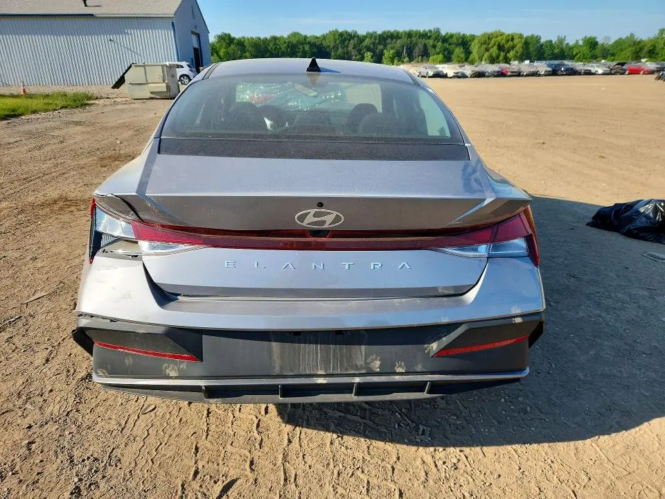 2025 HYUNDAI ELANTRA SE  