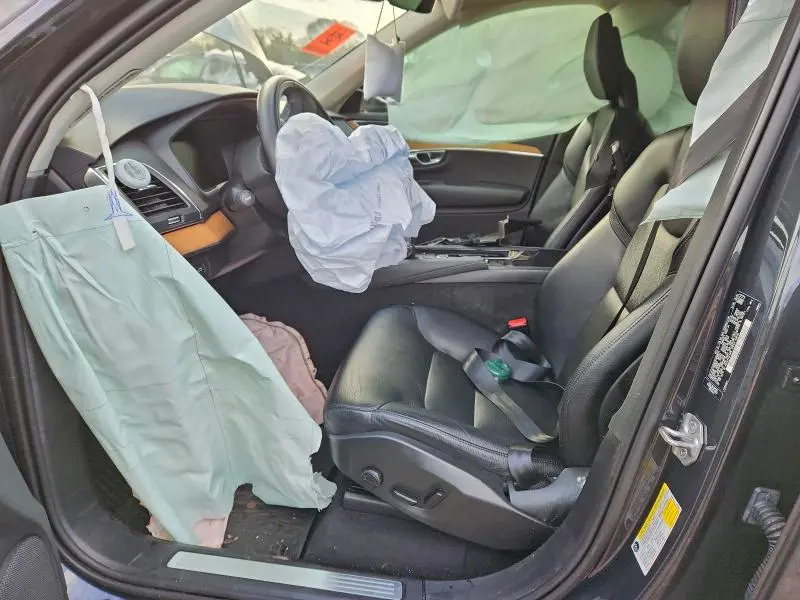 2021 VOLVO XC90 T6 MOMENTUM  