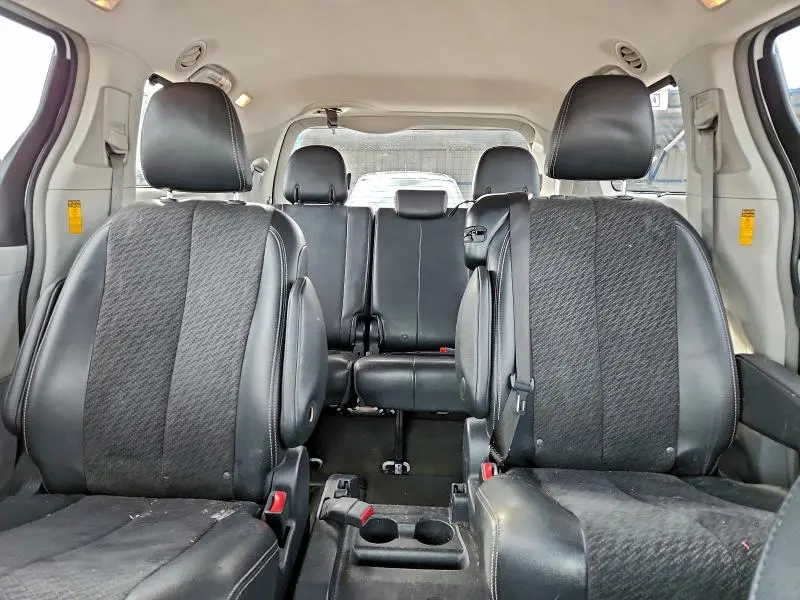 2014 TOYOTA SIENNA SE 8-PASSENGER  