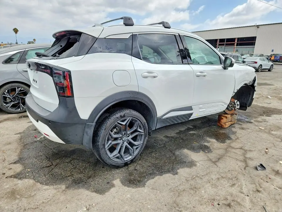 2025 NISSAN KICKS SR  