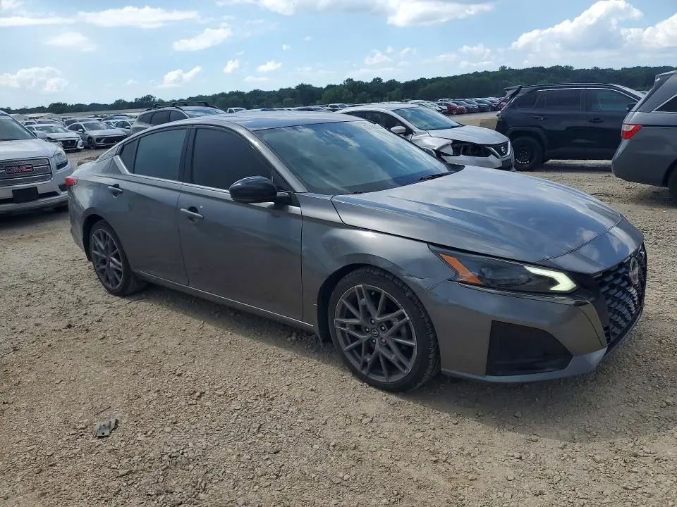2023 NISSAN ALTIMA SR  