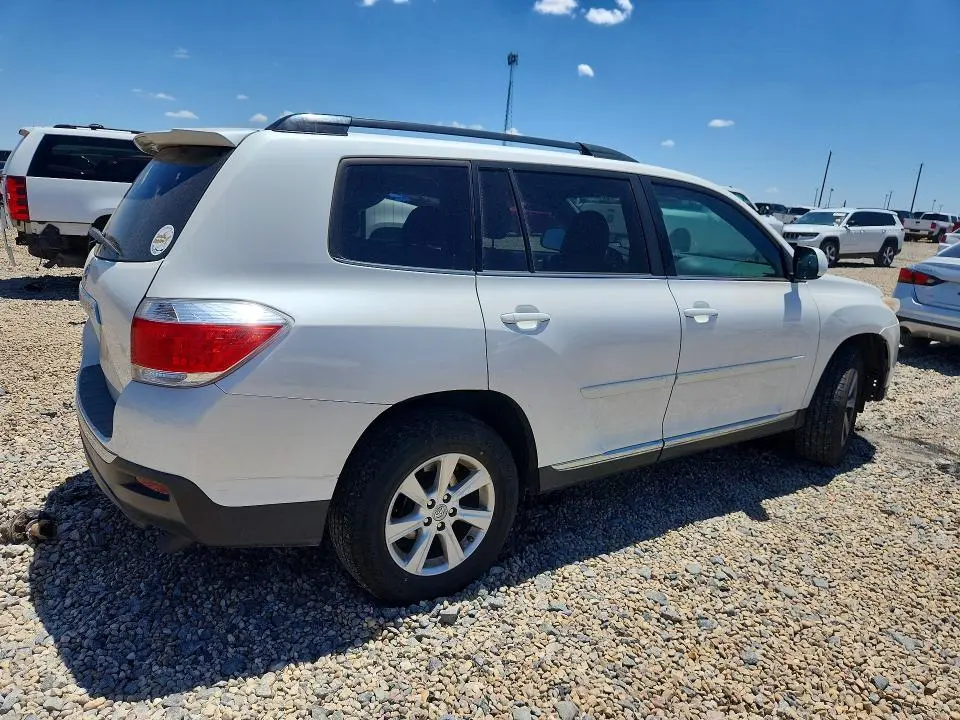 2011 TOYOTA HIGHLANDER SE  