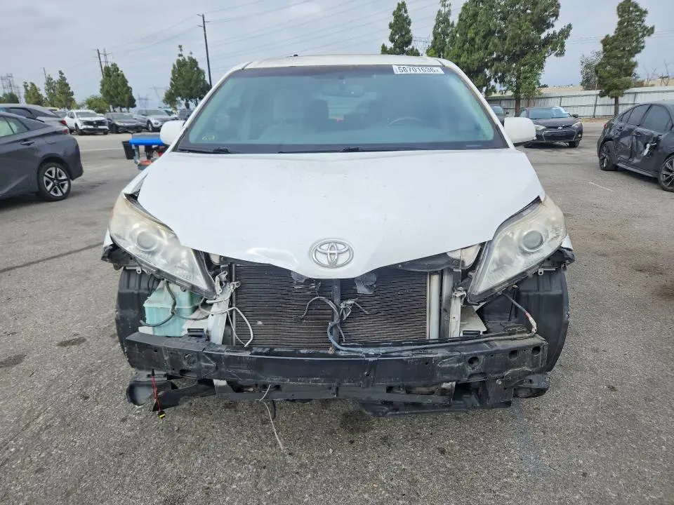 2015 TOYOTA SIENNA LE  
