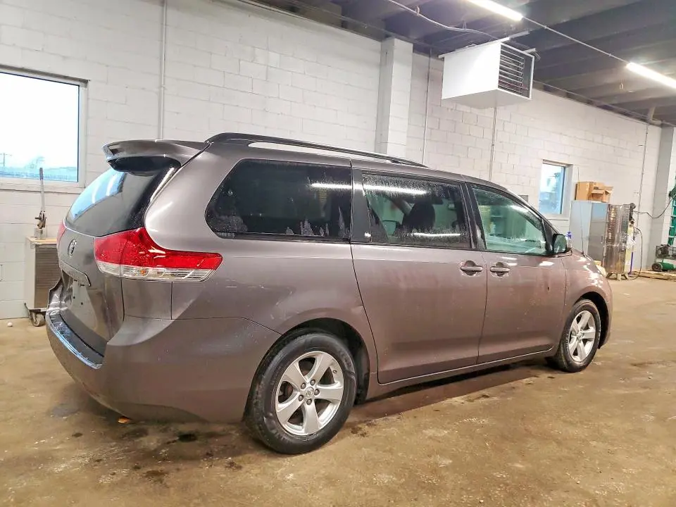 2013 TOYOTA SIENNA LE  