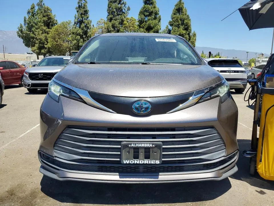2021 TOYOTA SIENNA LE  