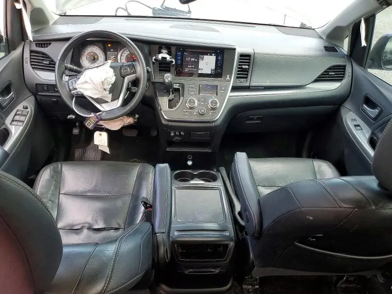 2017 TOYOTA SIENNA SE  