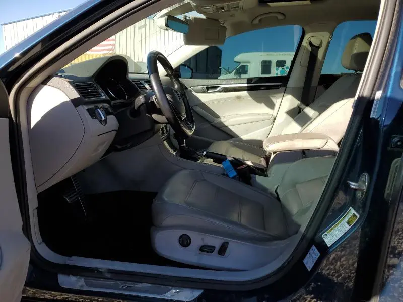 2019 VOLKSWAGEN PASSAT SE R-LINE  