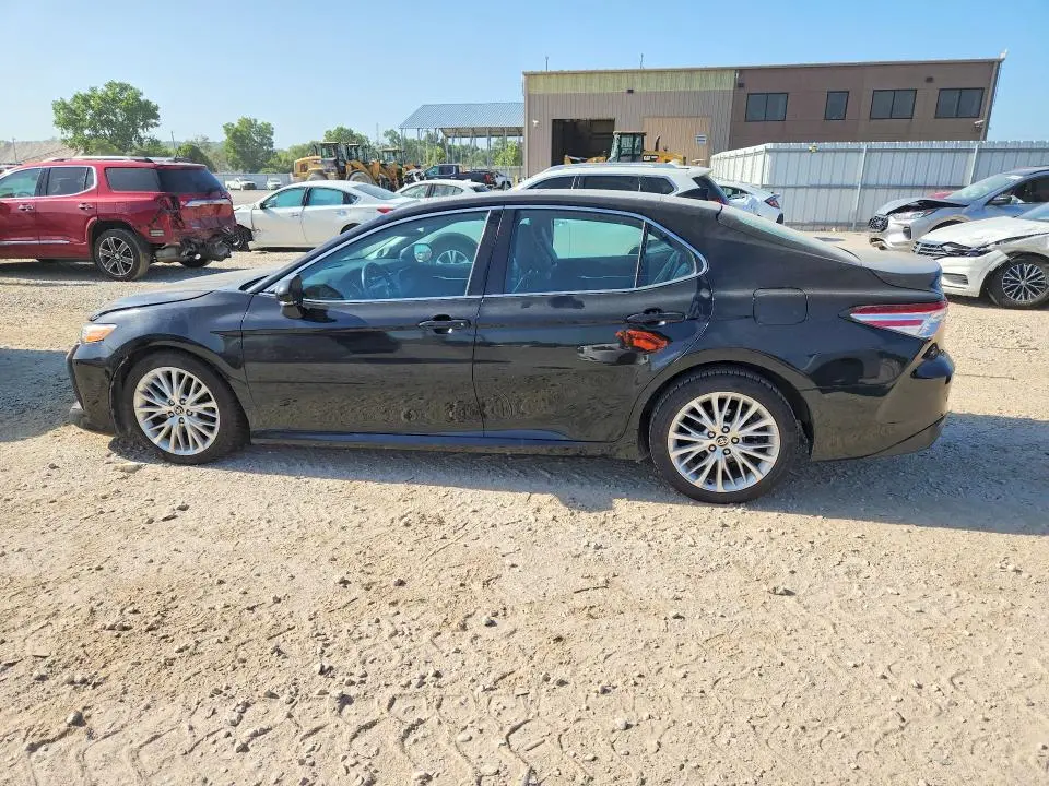 2020 TOYOTA CAMRY XLE  