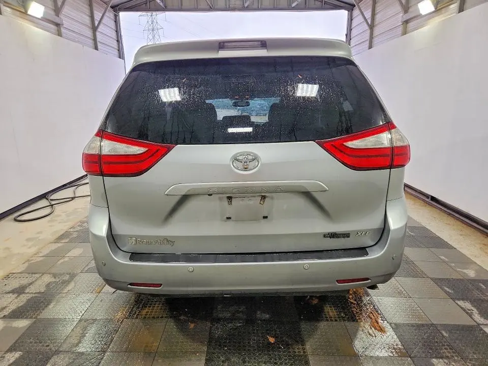 2016 TOYOTA SIENNA XLE 8-PASSENGER  