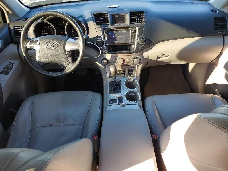 2013 TOYOTA HIGHLANDER SE  
