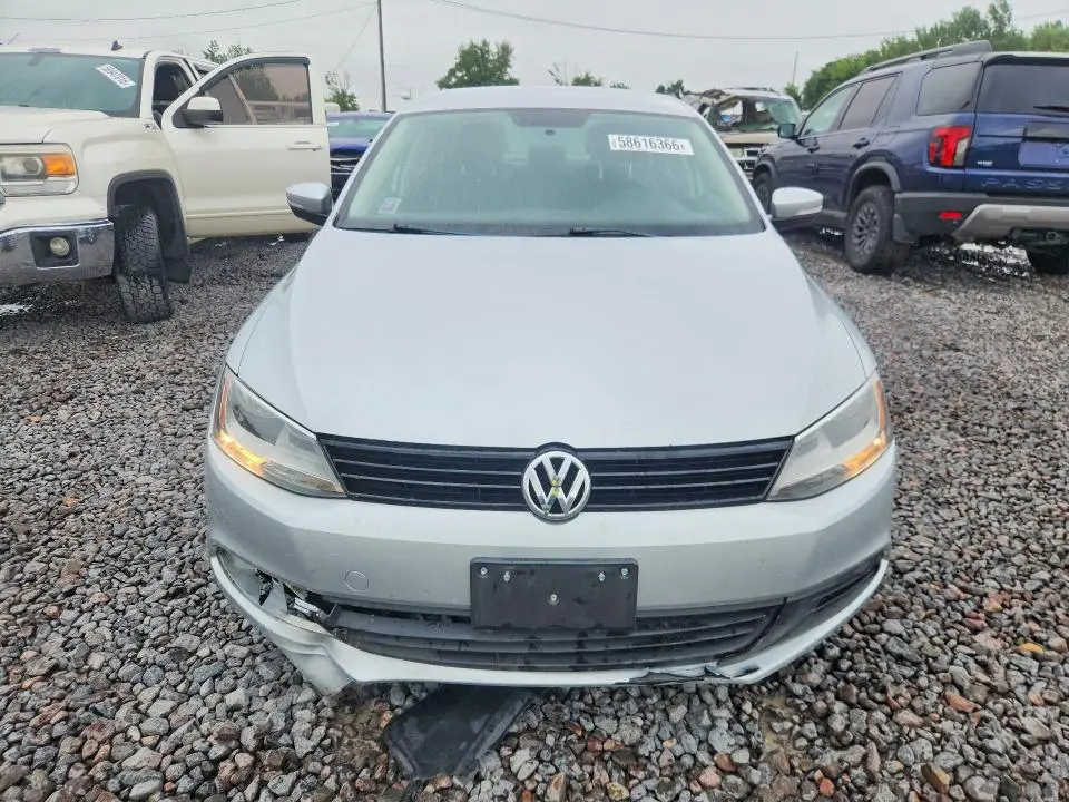 2011 VOLKSWAGEN JETTA SE  