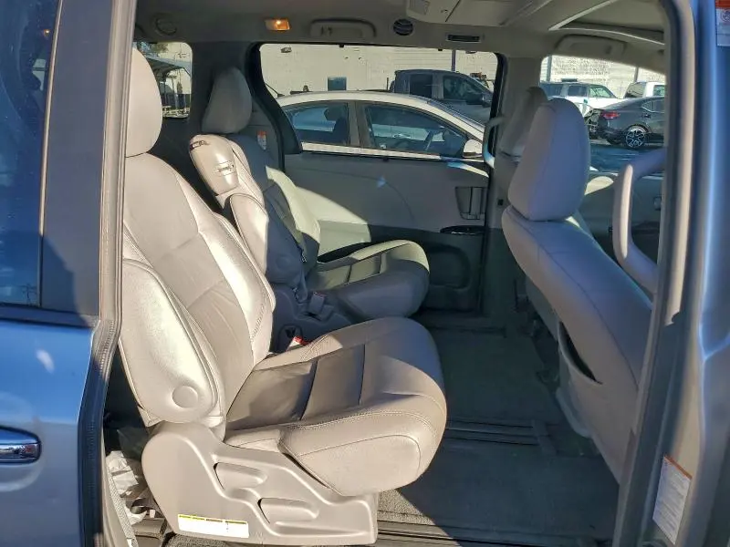 2017 TOYOTA SIENNA XLE  