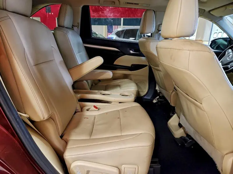 2019 TOYOTA HIGHLANDER SE  