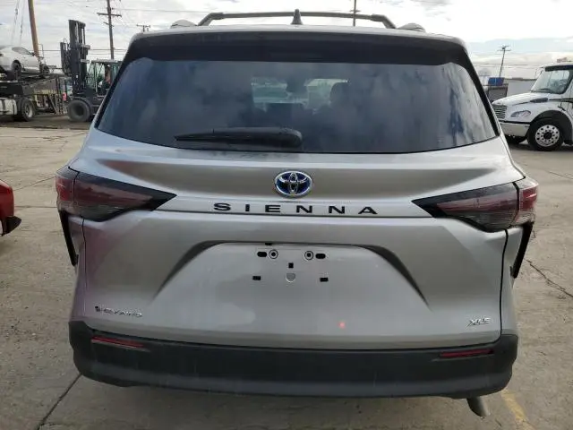2025 TOYOTA SIENNA XLE  