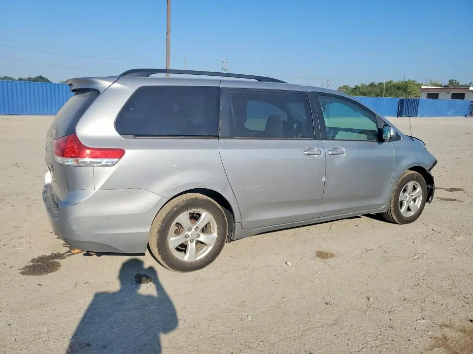 2013 TOYOTA SIENNA LE  