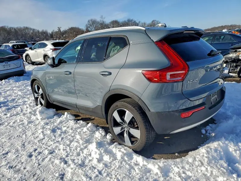 2020 VOLVO XC40 T5 MOMENTUM  