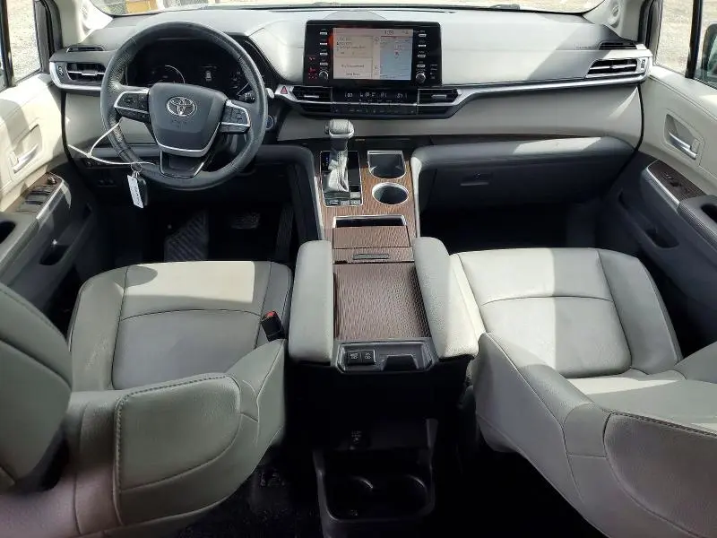 2022 TOYOTA SIENNA XLE  
