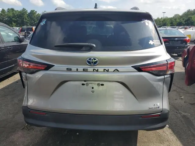 2022 TOYOTA SIENNA LE  