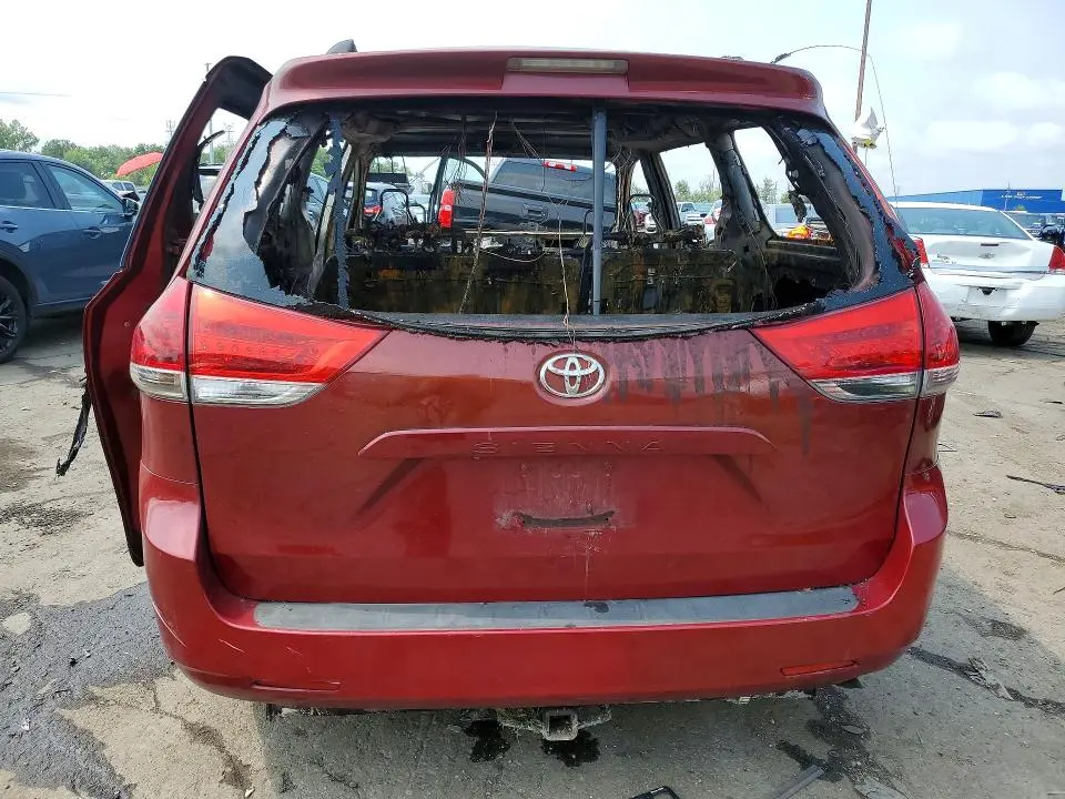 2011 TOYOTA SIENNA LE  