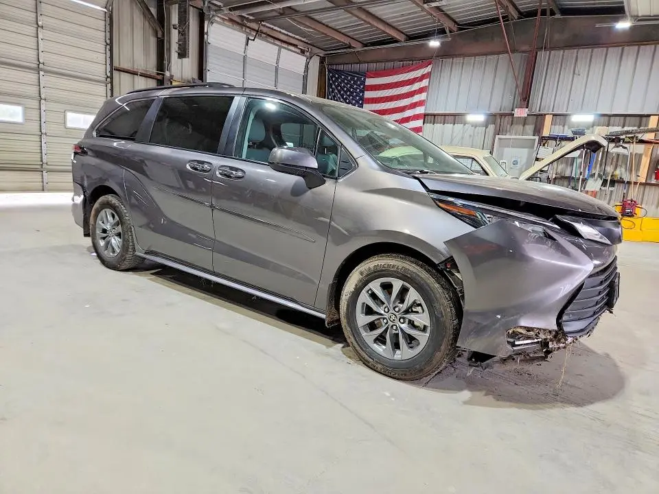 2022 TOYOTA SIENNA XLE  