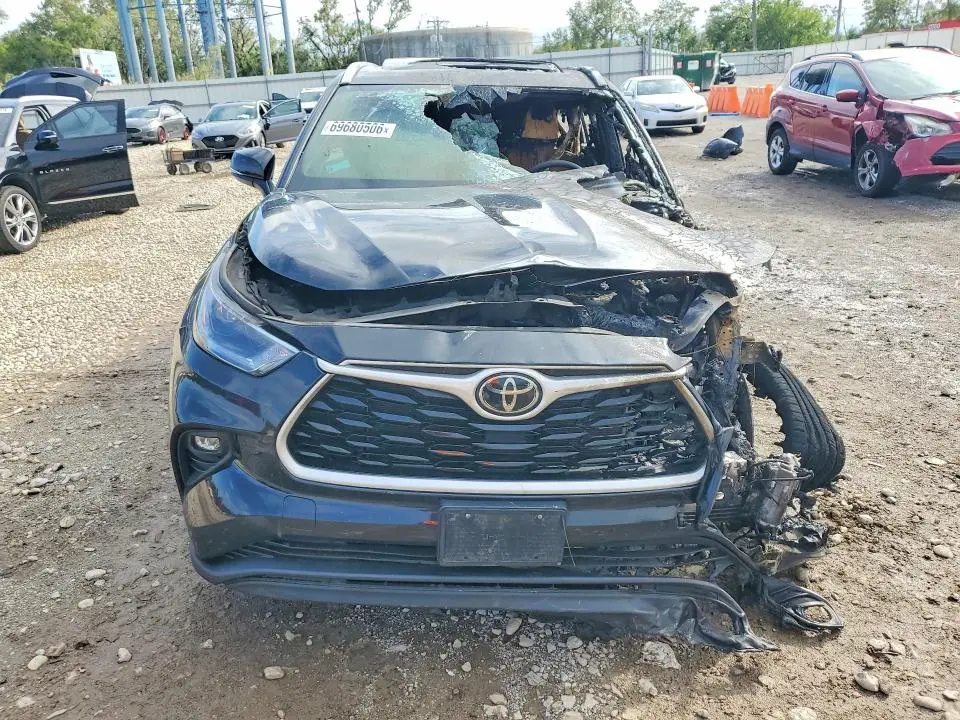 2021 TOYOTA HIGHLANDER XLE  