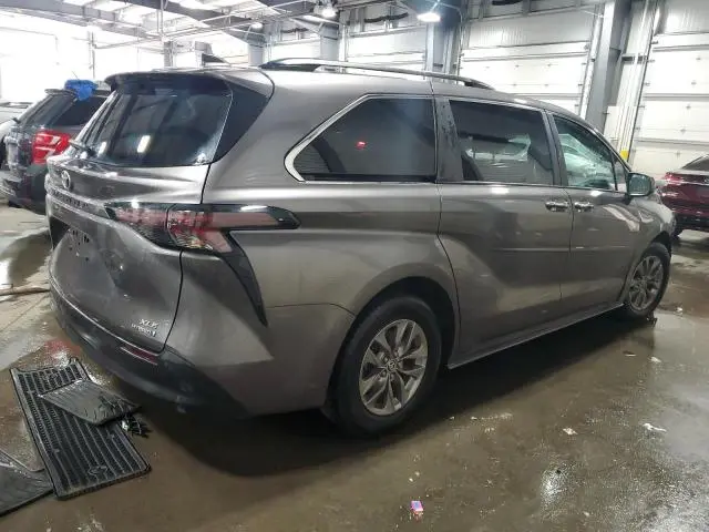 2024 TOYOTA SIENNA XLE  