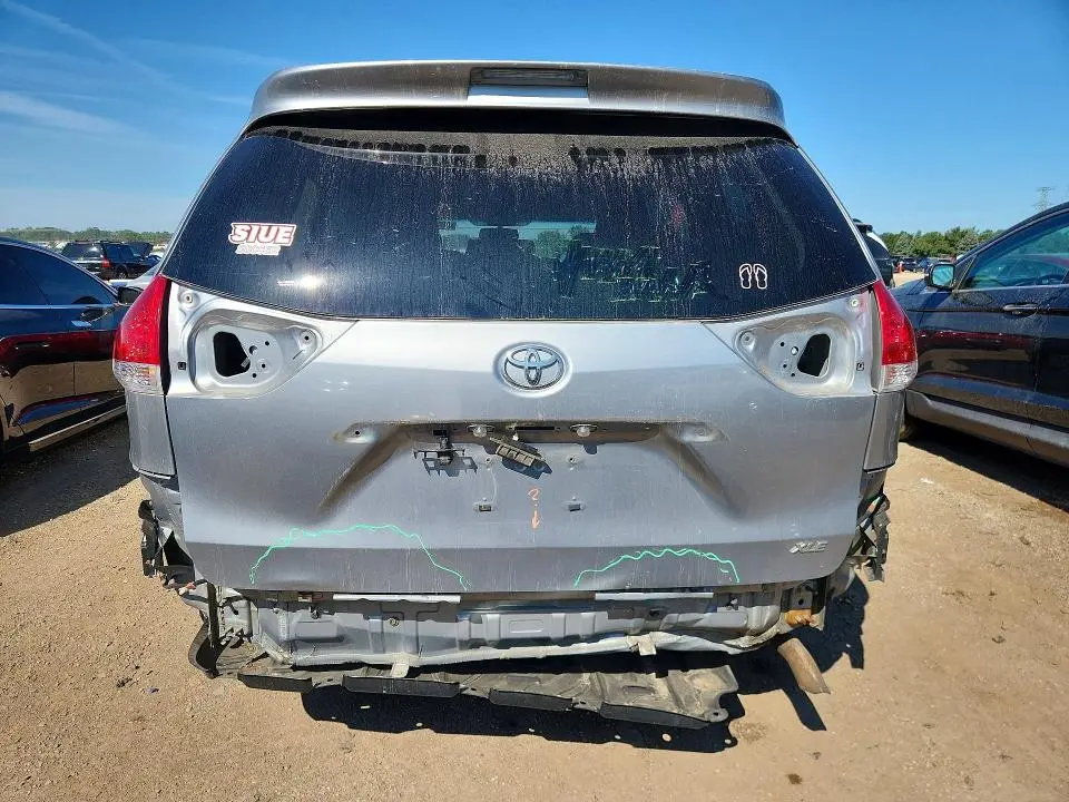 2014 TOYOTA SIENNA XLE 8-PASSENGER  