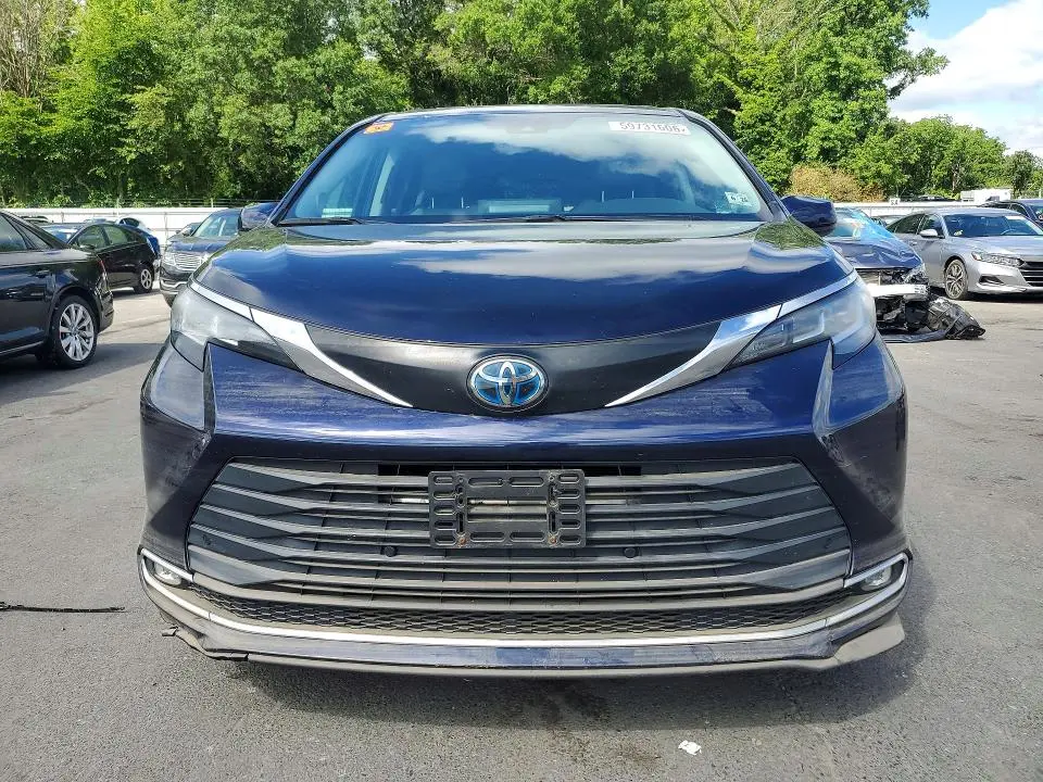 2021 TOYOTA SIENNA XLE  