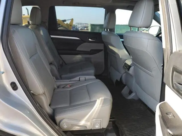 2018 TOYOTA HIGHLANDER SE  