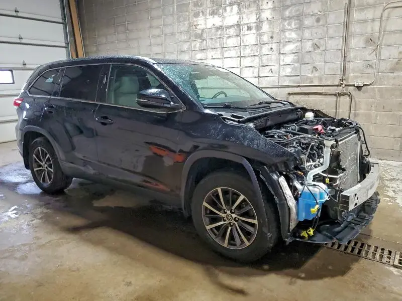 2019 TOYOTA HIGHLANDER SE  