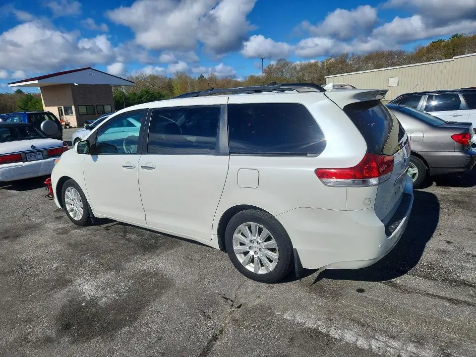 2011 TOYOTA SIENNA LIMITED 7-PASSENGER  