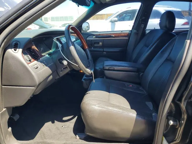 2010 LINCOLN TOWN CAR SIGNATURE LIMITED  