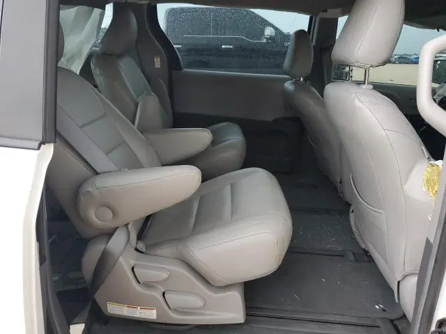 2017 TOYOTA SIENNA   