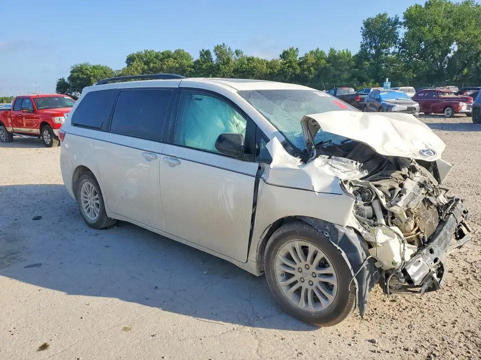 2017 TOYOTA SIENNA XLE PREMIUM 8-PASSENGER  