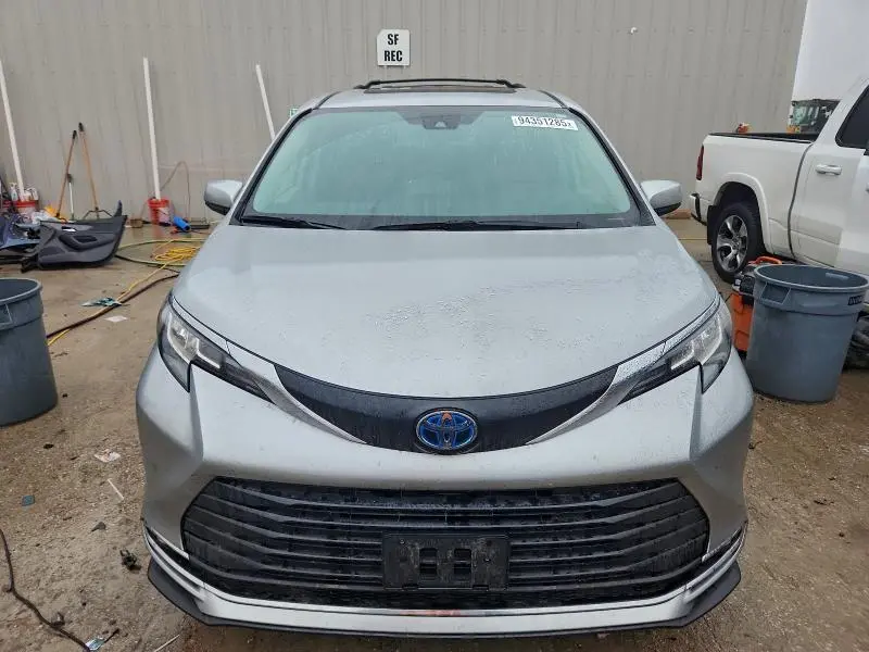 2022 TOYOTA SIENNA XLE  
