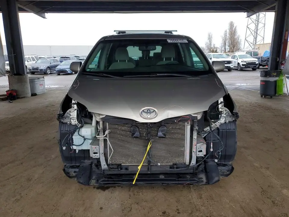 2016 TOYOTA SIENNA LE  