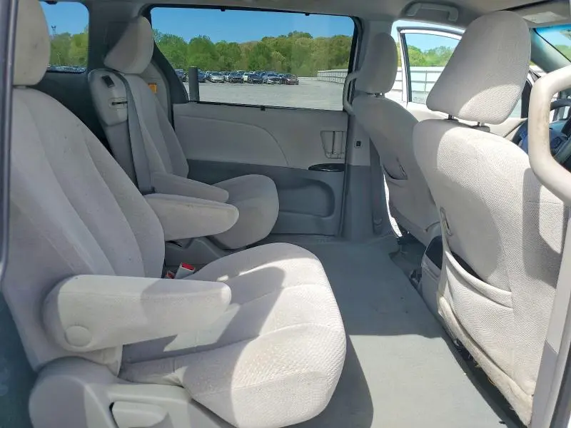 2013 TOYOTA SIENNA LE 8-PASSENGER  