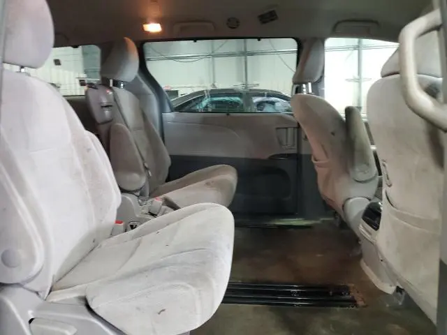 2017 TOYOTA SIENNA LE  