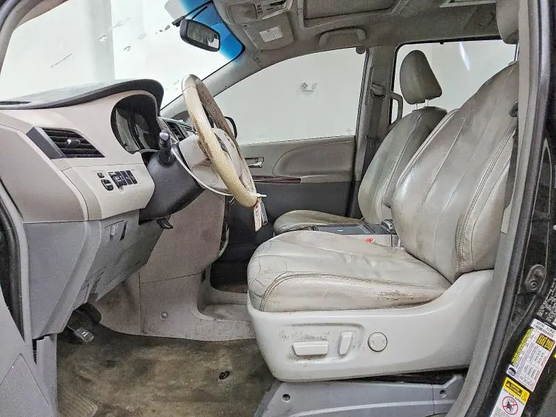 2014 TOYOTA SIENNA XLE 7-PASSENGER  