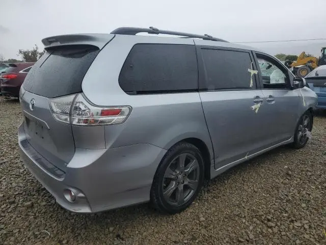 2017 TOYOTA SIENNA SE  