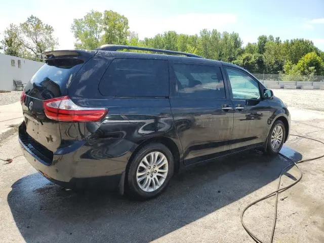 2017 TOYOTA SIENNA XLE  