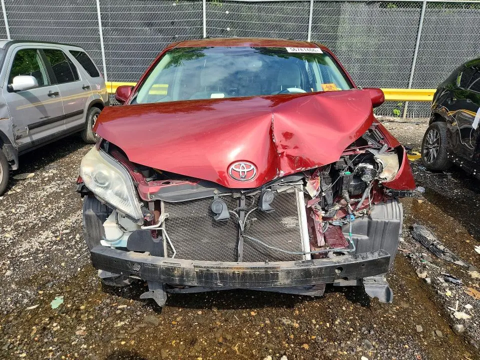 2013 TOYOTA SIENNA LE  