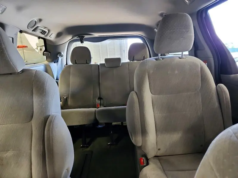 2017 TOYOTA SIENNA LE  