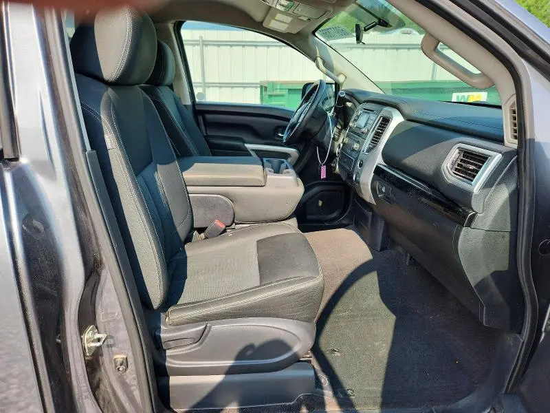 2017 NISSAN TITAN SV  