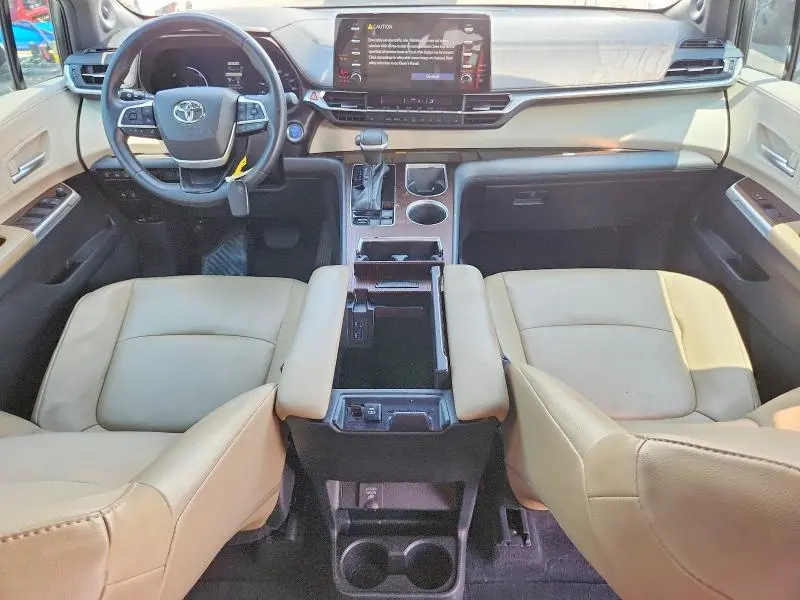 2022 TOYOTA SIENNA XLE  